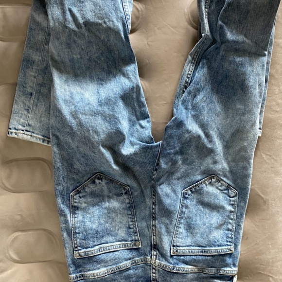 H&M women’s high waisted Distressed Jeans - Picture 3 of 3